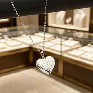 Ciondolo placcato oro a forma di <span class=keywords><strong>cuore</strong></span> rotondo. Il ciondolo portafoto può essere aperto. Elegante. - Product Image 4