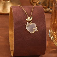 Colliers en acier inoxydable de styles variés en gros avec pendentifs haut de gamme, colliers délicats en or 18 carats pour femmes