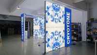 Stand de Exhibición Personalizado de 20x20 con Marco SEG de Doble Cara e Iluminación Trasera para Ferias Comerciales