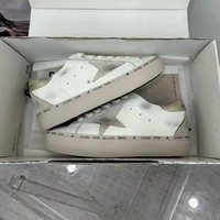 Chaussures de créateur haut de gamme style classique en cuir de vachette grainé de haute qualité, avec étoiles dorées à paillettes et détails argentés, et rehaussement invisible en maille