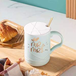 Tasse en relief avec couvercle <span class=keywords><strong>et</strong></span> cuillère en porcelaine imprimée émaillée Design personnalisé en céramique <span class=keywords><strong>Mr</strong></span> Mrs Coffee Couple Mugs Set - Product Image 6