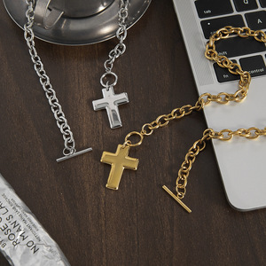 Collier pendentif croix vintage poli en acier inoxydable plaqué or 18 carats PVD J&D pour femme avec fermoir OT – Cadeau - Product Image 6