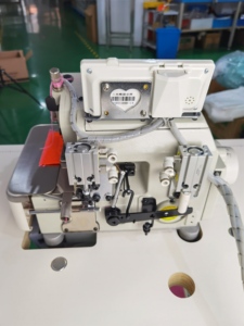 RONMACK RM-NS-4UTQ-L Machine à surjeter à lit plat, simple aiguille, manuelle et entièrement automatique, 4 fils, pour gaucher, avec coupe-fil pneumatique et élévateur de pied - Product Image 3