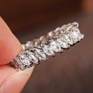 Anillo de Diamante Sintético Corte Princesa A045, Joyería Clásica de Compromiso para Mujer, Equivalente a 1.5 Quilates - Product Image 2