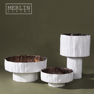 Фруктовая чаша Merlin, чаша для фруктов, керамическая внешняя матовая белая внутренняя металлическая глазурованная домашний декор с деталями для украшения