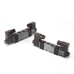 Vanne solénoïde pneumatique à 5 voies à commande interne avec une entrée et une sortie pour les fluides gazeux, modèles 4V 3V 210 - Product Image 1