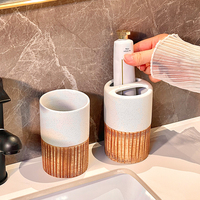 Distributeur de savon en céramique blanche avec pompe Ensemble de gobelets pour brosse à dents à rayures orange pour toilettes d'hôtel modernes compacts avec design décoratif