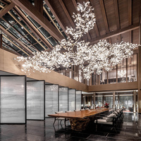 Lustre personnalisé pour la décoration du hall d'hôtel, lustre moderne en céramique long avec feuilles de ginkgo