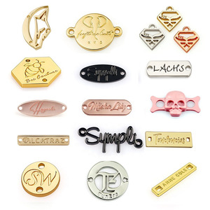 Venta al por mayor diseñado Cadena de cuello de metal para coser etiquetas de logotipo de ropa estilo letra etiquetas de ropa con agujeros perforados a mano - Product Image 4