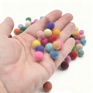Palline <span class=keywords><strong>di</strong></span> Feltro <span class=keywords><strong>di</strong></span> Lana Naturale Fatte a Mano - Perfette per Lavoretti Fai-da-Te, Decorazioni Natalizie, Centrotavola per Matrimoni, Mobili per Camerette - Product Image 5