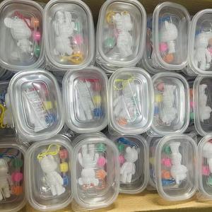 Vente en gros de porte-clés ours fluide DIY Graffiti Painting Violent Bear Models Ensembles de porte-clés avec peintures acryliques et pinceaux - Product Image 2