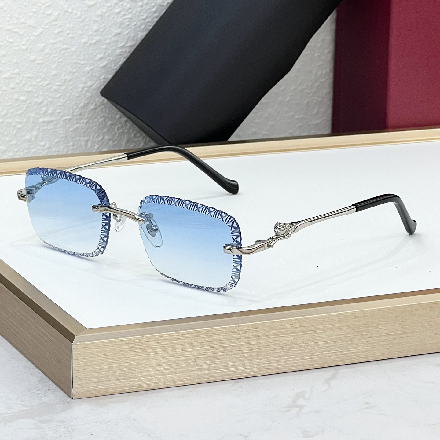 Marco plateado y negro con degradado azul.