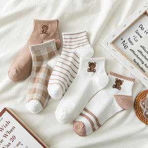 Chaussettes courtes en coton pour femmes, motif ours de dessin animé, tricotées, respirantes, écologiques, avec logo personnalisé, vente en gros - Product Image 2