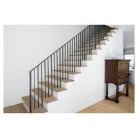 Escalier droit de bonne qualité pour les appartements en mezzanine sur le deuxième étage d'un duplex, escalier en bois