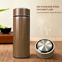 Ensemble cadeau d'affaires promotionnel personnalisé avec logo, comprenant un carnet en bois, un stylo, un marque-page et une tasse isotherme.