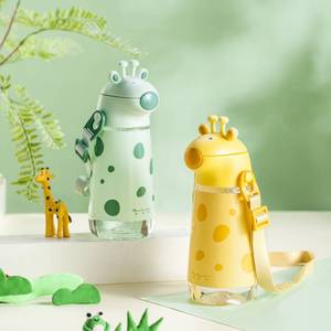 Bouteille d'eau à bec verseur PINKAH Girafe 450 ml (15 oz) en plastique Titran anti-fuite avec paille et sangle pour enfants, camping et activités de plein air - Product Image 1