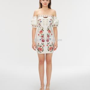 Vestido Ajustado OEM con Hombros Descubiertos y Bordado Floral Personalizado para Damas - Product Image 1