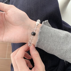Bracelet en perles de cristal blanc avec anneau en argent et perle porte-bonheur noire, bijoux unisexes à porter au quotidien - Product Image 5