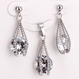 Ensemble de bijoux élégant et magnifique avec pendentif et boucles d'oreilles en acier inoxydable plaqué or 18 carats pour femmes - Product Image 5