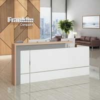 Comptoir de réception/caisse en bois massif avec rangement, design simple et moderne pour magasin de vêtements, petite boutique, hôtel, ou réception.