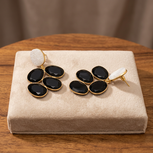 Pendientes Colgantes de Piedras Preciosas Negras Chapados en Oro al por Mayor, Pendientes Colgantes de Piedra Negra Ovalada Facetada con Tachuelas Blancas Texturizadas - Product Image 3
