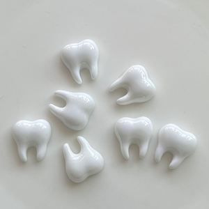Breloques en résine blanche faites à la main en forme de dents pour pinces à cheveux DIY, décoration promotionnelle pour coques de téléphone et embellissements artisanaux - Product Image 1