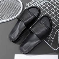 Claquettes noires en PU à bout ouvert avec semelle intermédiaire en caoutchouc antidérapante, pantoufles d'intérieur toutes saisons pour hommes avec bande décorative