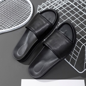 Claquettes noires en PU à bout ouvert avec semelle intermédiaire en caoutchouc antidérapante, pantoufles d'intérieur toutes saisons pour hommes avec bande décorative - Product Image 4