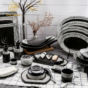 Vaisselle en porcelaine noire et blanche de haute qualité, faite à la main, pour restaurant japonais, ensemble d'assiettes en céramique de différentes formes - Product Image 1