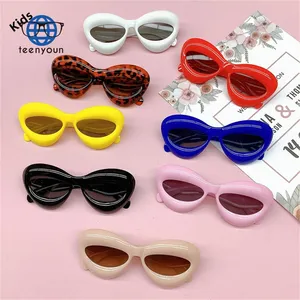 Boys hediye için Teenyoun 2024 Y2K kalın güneş gözlüğü kızlar UV400 gözlük Punk Hip Hop Shades kedi göz şişirilmiş çocuklar güneş gözlüğü