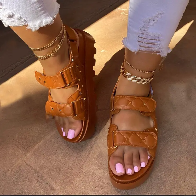 Commerce extérieur chaussures d'été pour femmes nouveau Rivet Plaid Matsuke pantoufles romaines semelle épaisse grande taille sandales