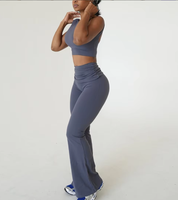 Ensemble de vêtements de sport pour femmes avec logo personnalisé, comprenant un haut de sport uni grande taille à dos échancré pour le yoga, l'entraînement, la gym et la course, et un legging évasé taille haute à effet push-up.