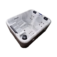 Bain à remous extérieur moderne en acrylique blanc autoportant avec fonction massage, douche intégrée et accès facile
