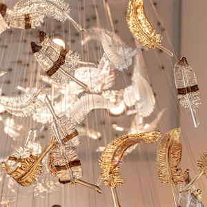Lustre suspendu moderne et élégant pour hôtel, Restaurant, boutique, décor artistique, pièces <span class=keywords><strong>de</strong></span> plumes ambrées et claires, lustre fabriqué - Product Image 3
