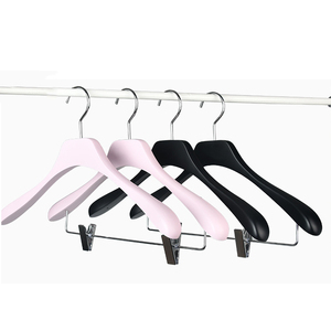 Magnifique cintre en velours rose personnalisé unisexe, cintre floqué en plastique avec logo doré exquis sur mesure - Product Image 1