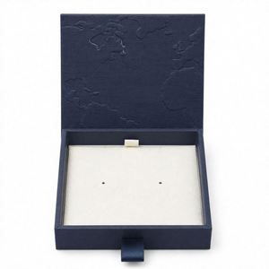 Caja de Joyería Texturizada Azul Marino con Mapa del Mundo en Relieve Dorado, Empaque de Regalo con Logotipo Personalizado, Estuche para Anillos, Aretes y Collares - Product Image 2