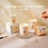 Bougie parfumée artisanale en cire de soja, design floral emblématique, dans un pot en verre en forme de tasse, coffret cadeau, parfum haut de gamme parisien.