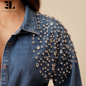 Jaqueta Jeans Feminina LARSUR Custom Factory com Aplicações de Pedrarias, Lavagem Desgastada e Estilo Overshirt - Product Image 5
