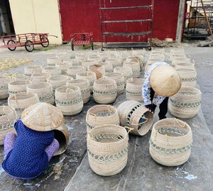 Cesta de jacinto de agua al por mayor decorada con diferentes accesorios para uso doméstico fabricada en Vietnam - Product Image 3