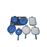 Ensemble de 7 ustensiles de cuisson en fonte émaillée multicolore, comprenant un faitout et une cocotte, compatible induction, passe au lave-vaisselle et au four.