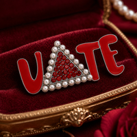 Charme Soror Rouge Émail Grec Delta Sigma Theta Triangle Symbole Lettre VOTE Accessoire Designer Broches Pin