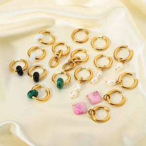 ต่างหูห่วงสแตนเลสชุบทอง 18k ประดับมุกน้ำจืด โอปอลธรรมชาติ และหยก - Product Image 2