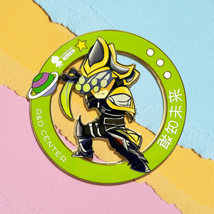 Adorabile Distintivo in Metallo Anime <span class=keywords><strong>Chibi</strong></span> Cavaliere a Cavallo con Illustrazione di Personaggio Fantasy per Collezionisti - Product Image 3