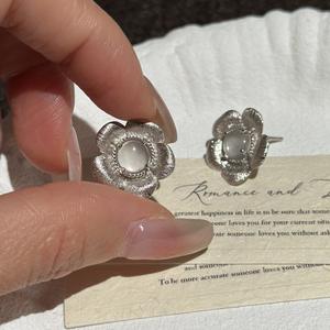 Boucles d'oreilles vintage en argent pur S925, petites fleurs, bijoux légers et tendance avec un design original et élégant, goutte de glace, mousse de jade - Product Image 4