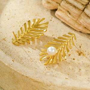 Boucles d'oreilles polyvalentes en acier inoxydable de style européen et américain avec pampilles incrustées de feuilles et de perles en plaqué or 18 carats - Product Image 3