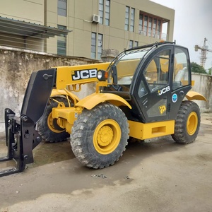 Montacargas Compacto JCB 535 con Motor Diésel, Tracción 4x4, Mástil de Dos Etapas, Cabina Cerrada Amarilla con Cucharón, Neumáticos Todoterreno - Product Image 1