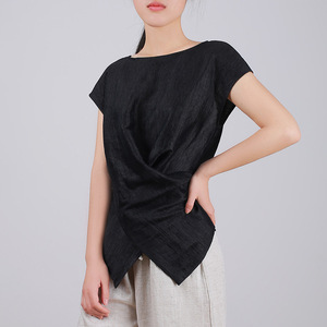 Blusa SUHE TS-023 para Mujer, Asimétrica, Negra, de Acetato, Holgada, de Manga Corta, Ligera, para Verano, con Logotipo Frontal - Product Image 3