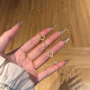 เครื่องประดับดีไซน์ทันสมัยจาก Dylam สร้อยข้อมือเงินแท้ 925 ประดับเพชรซิคอน 5A รูปใบโคลเวอร์สี่แฉก เสริมโชคดีสำหรับผู้หญิง - Product Image 2