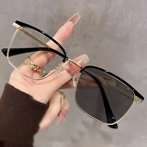Lenti fotocromatiche Anti luce blu rettangolari occhiali metallo oro sopracciglio <span class=keywords><strong>foto</strong></span> grigio 2025 Computer colore cambianti occhiali Unisex - Product Image 2