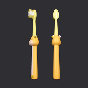 Brosse à dents manuelle à poils doux avec poignée en forme de vache de dessin animé pour enfants DC001 - Product Image 1